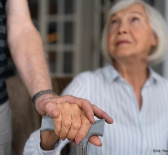 mann hält hand einer frau mit rosa nagellack beide senioren