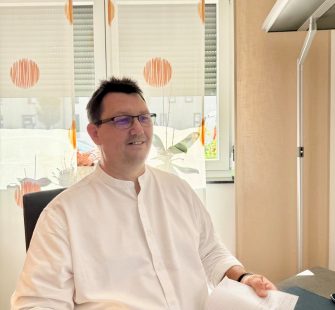 Pflegedienst Leipzig Daniel Matthees am Schreibtisch mit Notizen