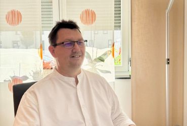 Pflegedienst Leipzig Daniel Matthees am Schreibtisch mit Notizen