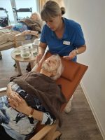 Senioren erhalten Gesichtspflege im Pflegedienst Leipzig