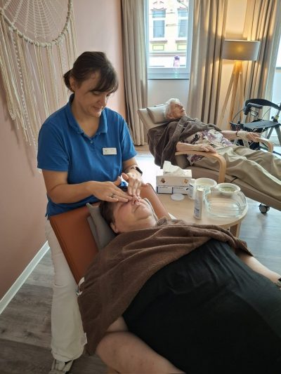 Seniorin genießt Gesichtsmaske in der Tagespflege Leipzig