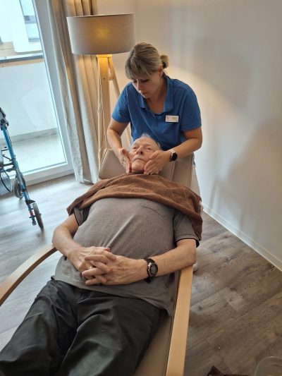 Senior genießt entspannende Gesichtspflege in der Tagespflege Leipzig-Stötteritz