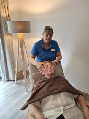 Seniorenbetreuung mit Gesichtsmassage in Leipzig-Stötteritz