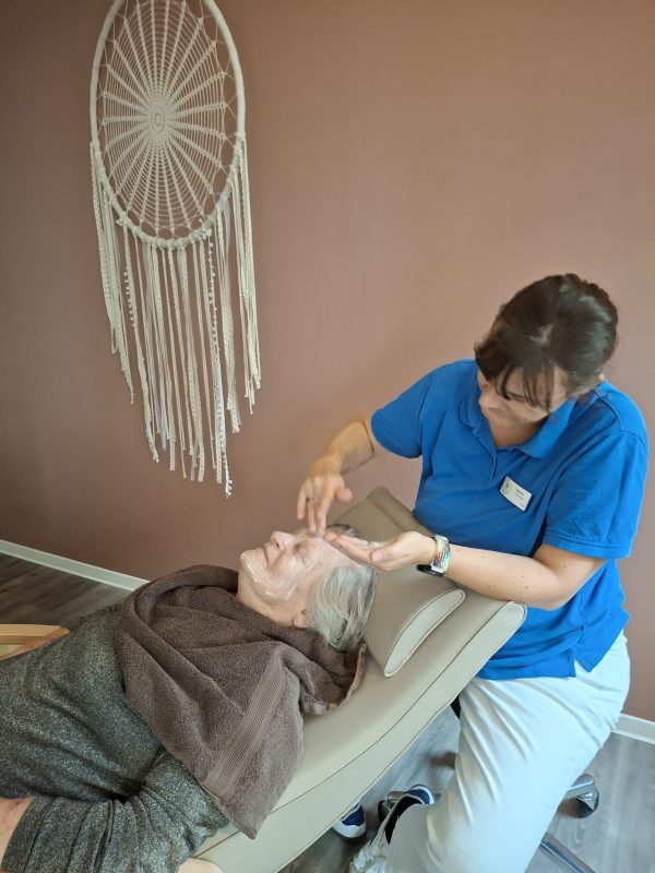 Senioren genießen Gesichtspflege im Betreuten Wohnen Leipzig