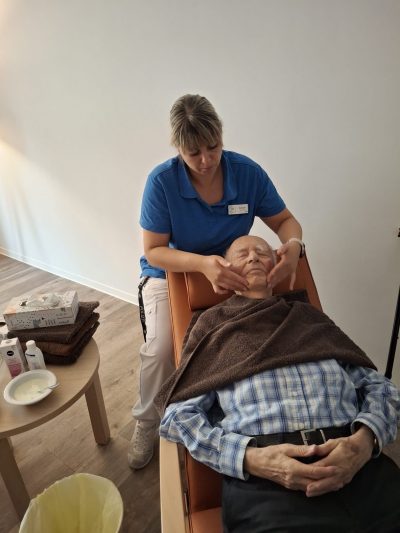 Senior genießt Gesichtsmassage in der Tagespflege Leipzig-Stötteritz