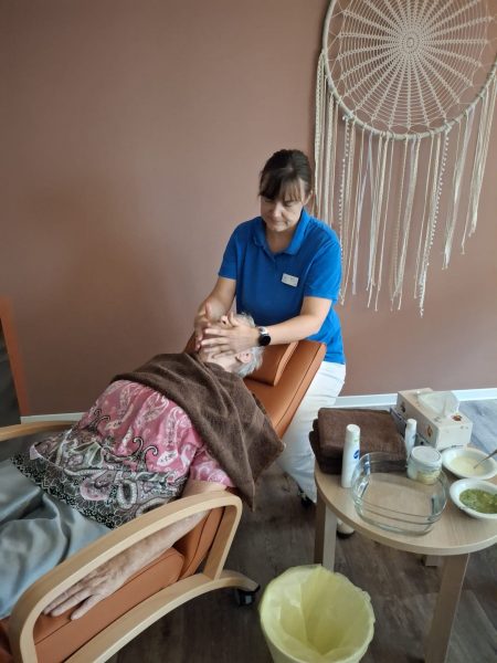 Seniorin bei entspannender Gesichtsbehandlung in der Tagespflege Leipzig-Stötteritz