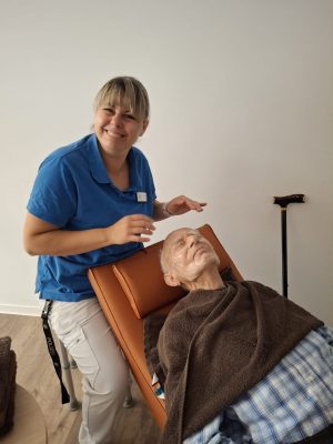 Senior genießt wohltuende Gesichtsmassage in der Tagespflege Leipzig-Stötteritz beim M&M Gesundheits- und Pflegedienst