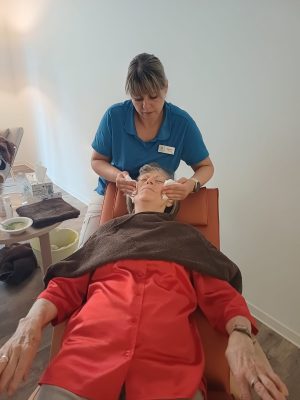 Seniorin bei entspannender Gesichtspflege in der Tagespflege Leipzig-Stötteritz