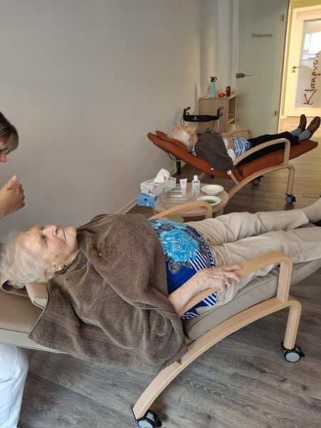 Seniorin mit Gesichtspflege und Entspannungsmaske in Leipzig