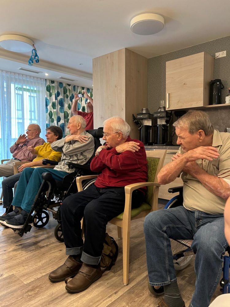 Seniorenrunde macht Schulterübungen in der Tagespflege Leipzig-Stötteritz.