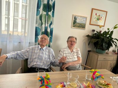 Senioren halten sich an den Händen beim Tanz in der Tagespflege Leipzig-Stötteritz.