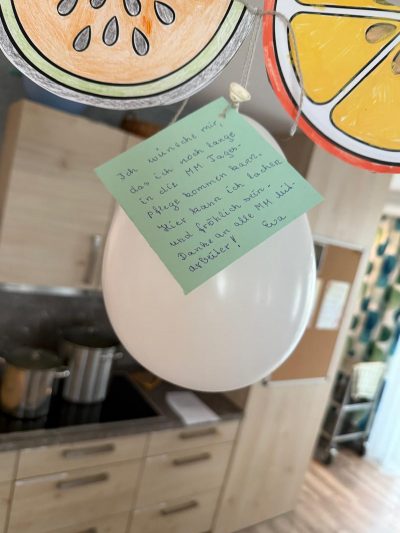 Ballon mit handgeschriebenem Wunsch beim Sommerfest in der Tagespflege Leipzig.