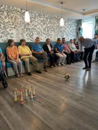 Senioren spielen Kegeln in der Tagespflege Leipzig-Stötteritz.