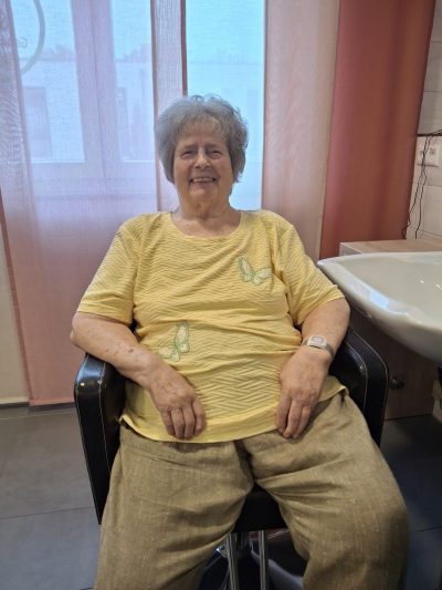 Seniorin beim Gesellschaftsspiel in der Tagespflege Leipzig-Stötteritz