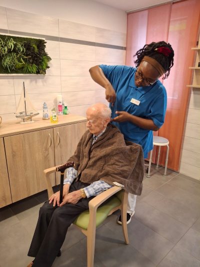 Senior erhält Haarschnitt in der Tagespflege Leipzig-Stötteritz