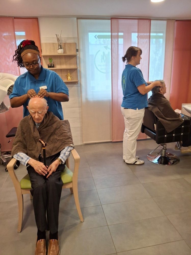 Seniorenfrisur und Haarpflege durch Pflegekraft in der Tagespflege Leipzig-Stötteritz.