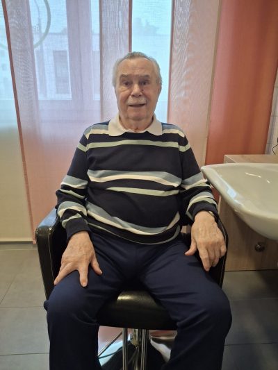 Senior nach der Friseurpflege mit zufriedener Ausstrahlung in Leipzig