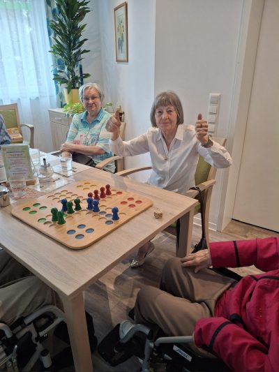 Seniorin zeigt Freude nach der Friseurpflege in Leipzig-Stötteritz