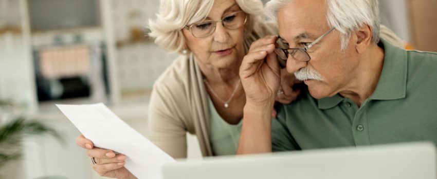 senioren-paar-stellt-sich-fragen-ueber-altenpflegedienste