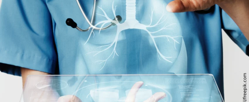 hologramm-einer-lunge-wird-von-pflegepersonal-angeschaut-fuer-richtige-copd-ernaehrung-in-der-pflege