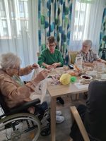Seniorinnen basteln gemeinsam an Duftsäckchen in der Tagespflege Leipzig-Stötteritz.