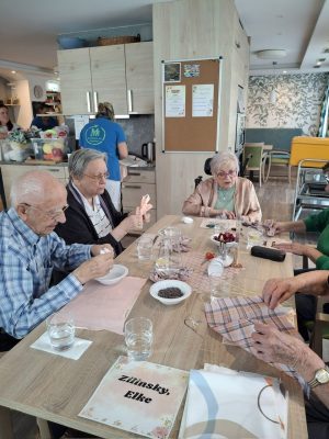 Senioren sitzen am Tisch und fertigen Duftsäckchen in der Tagespflege Leipzig-Stötteritz an.