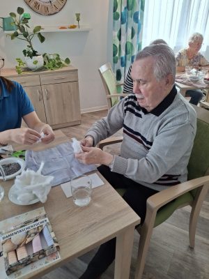 Senior formt Watte für Duftsäckchen in der Tagespflege Leipzig-Stötteritz.