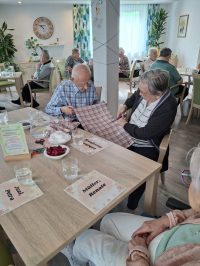 Senioren beim Zuschneiden von Stoff für Duftsäckchen in der Tagespflege Leipzig-Stötteritz.
