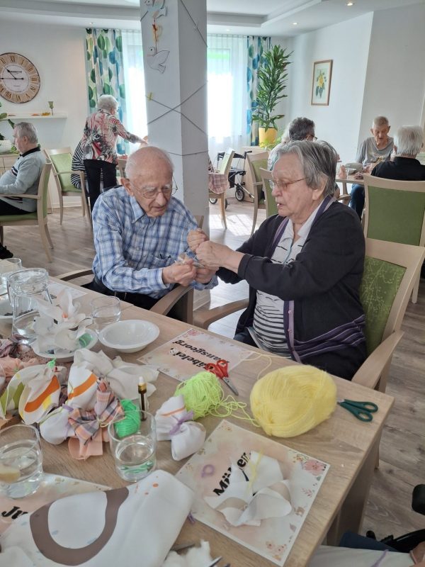 Senioren basteln gemeinsam an Duftsäckchen in der Tagespflege Leipzig-Stötteritz.