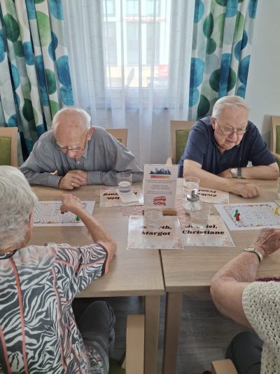 Senioren spielen Brettspiel in der Tagespflege Leipzig-Stötteritz.